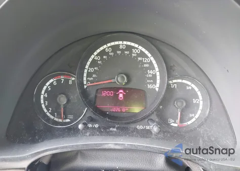 2014 Volkswagen Beetle 2.5L Entry z USA, uszkodzony, nr VIN 3VWFP7ATXEM611114